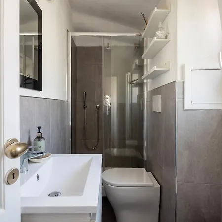 Floor With Balcony Along The Main Vibrant Walking Street Steps Away From Harbour Waterfront Mirabello Port Center Charming Cozy Attic Loft Appartamento La Spezia